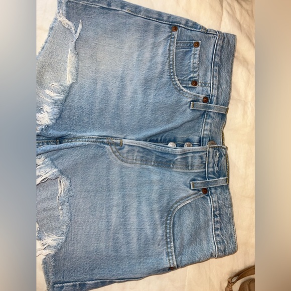 Levi Shorts - Picture 2 of 12